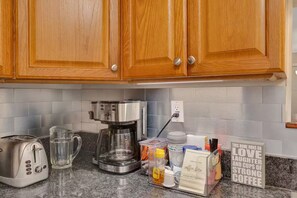 Private kitchen - Family Friendly, 3 KIngs, Full Kitchen, Pet friendly in a quiet neighborhood (Rossville)