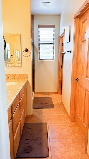 Shower, hair dryer, towels, soap - Bela's in Torreon with Golf Membership (Show Low)