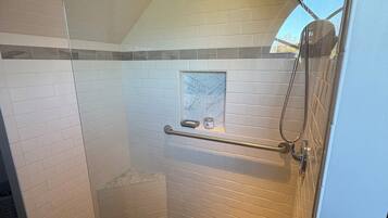 Sèche-cheveux, serviettes fournies