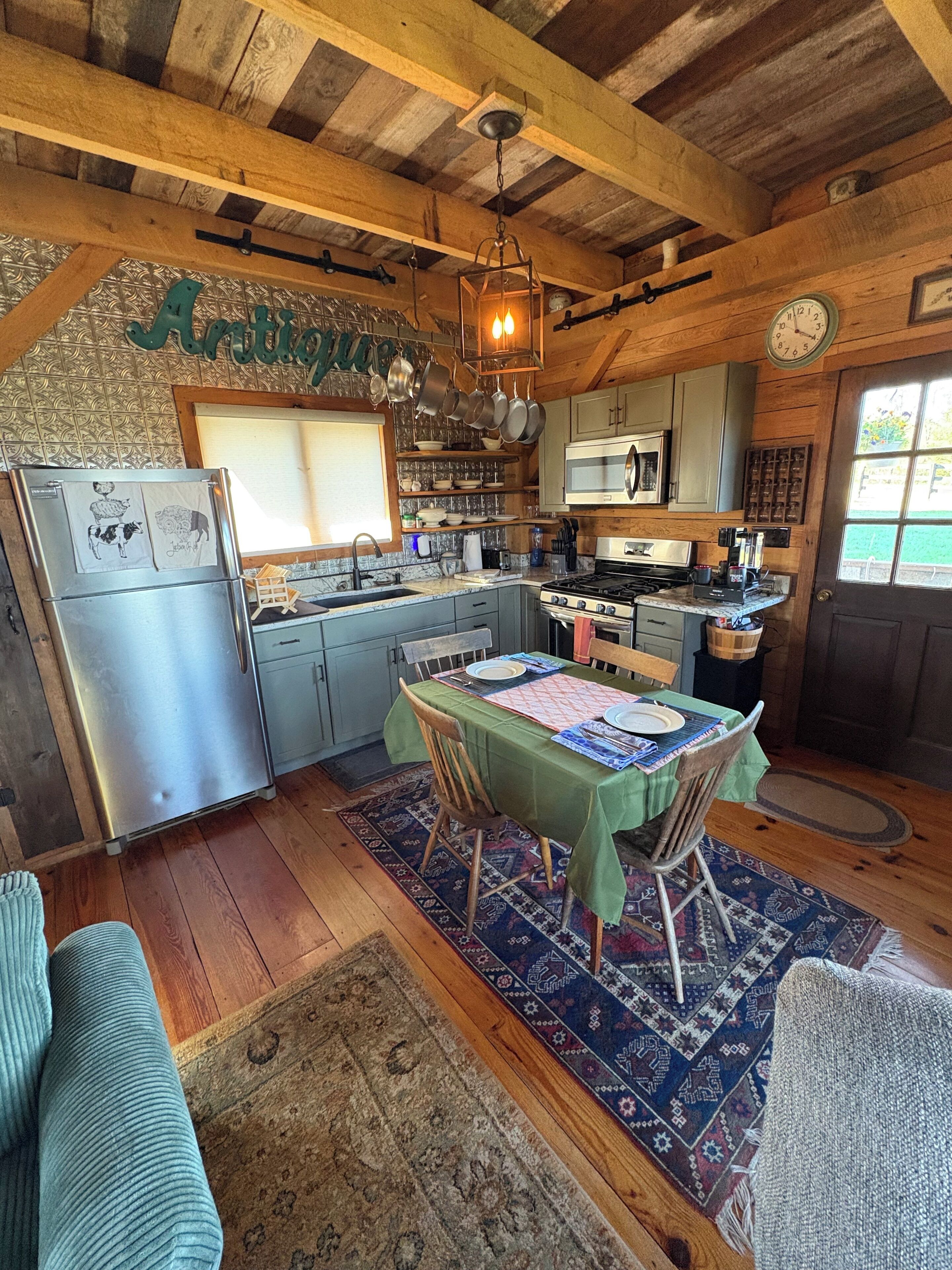 Réfrigérateur, four à micro-ondes, un four, surface de cuisson