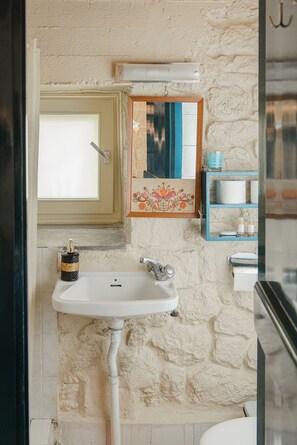 Departamento Confort, patio, vista al patio | Baño | Regadera, amenidades de baño gratuitas, secadora de cabello, toallas 