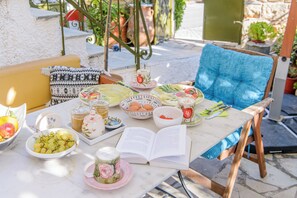 Comfort-Apartment, Terrasse, Blick auf den Innenhof | Aussenbereich