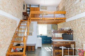 Departamento Confort, patio, vista al patio | Área de sala de estar