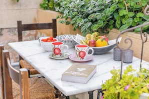 Comfort-Apartment, Terrasse, Blick auf den Innenhof | Terrasse/Patio