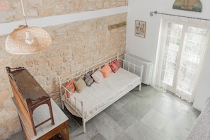 Comfort-Apartment, Terrasse, Blick auf den Innenhof | Wohnbereich