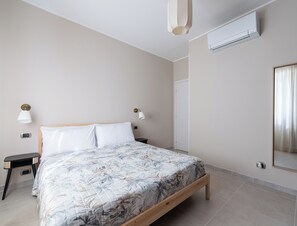 Tabla de planchar con plancha, wifi y ropa de cama 