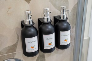Regadera, secadora de cabello, bidet, toallas 