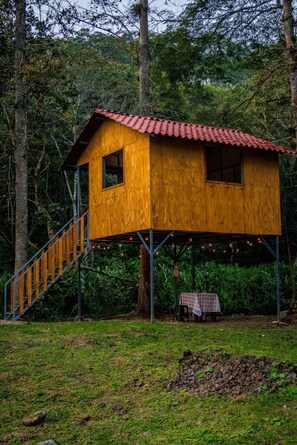 Casa de árbol romántica, vista al jardín | Wifi gratis 