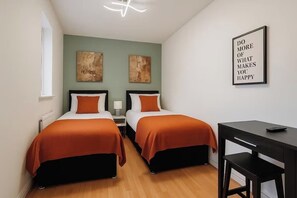 4 bedrooms, WiFi, bed sheets - Serene Stay 4BR Retreat Near Airport Free Parking Sleeps  9 (Manchester)