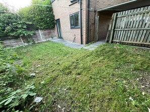 Property grounds - Serene Stay 4BR Retreat Near Airport Free Parking Sleeps  9 (Manchester)