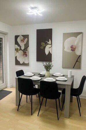 Dining - Serene Stay 4BR Retreat Near Airport Free Parking Sleeps  9 (Manchester)