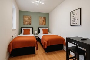 4 bedrooms, WiFi, bed sheets - Serene Stay 4BR Retreat Near Airport Free Parking Sleeps  9 (Manchester)