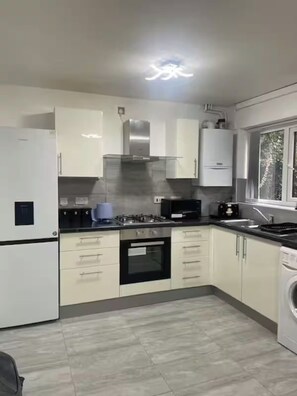 Fridge, microwave, oven, stovetop - Serene Stay 4BR Retreat Near Airport Free Parking Sleeps  9 (Manchester)
