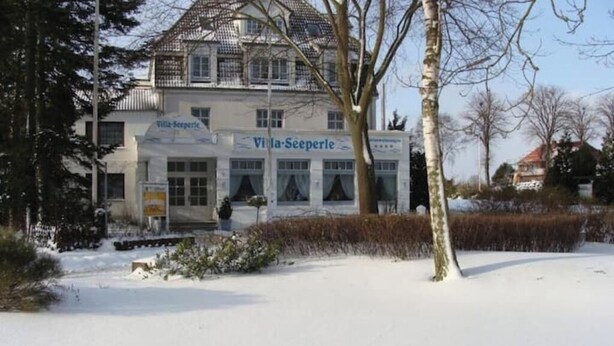 Un bâtiment portant l’enseigne « Villa-Seepferle », ce qui indique qu’il s’agit d’un hôtel.