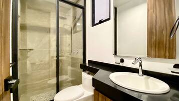 Douche, articles de toilette gratuits, sèche-cheveux