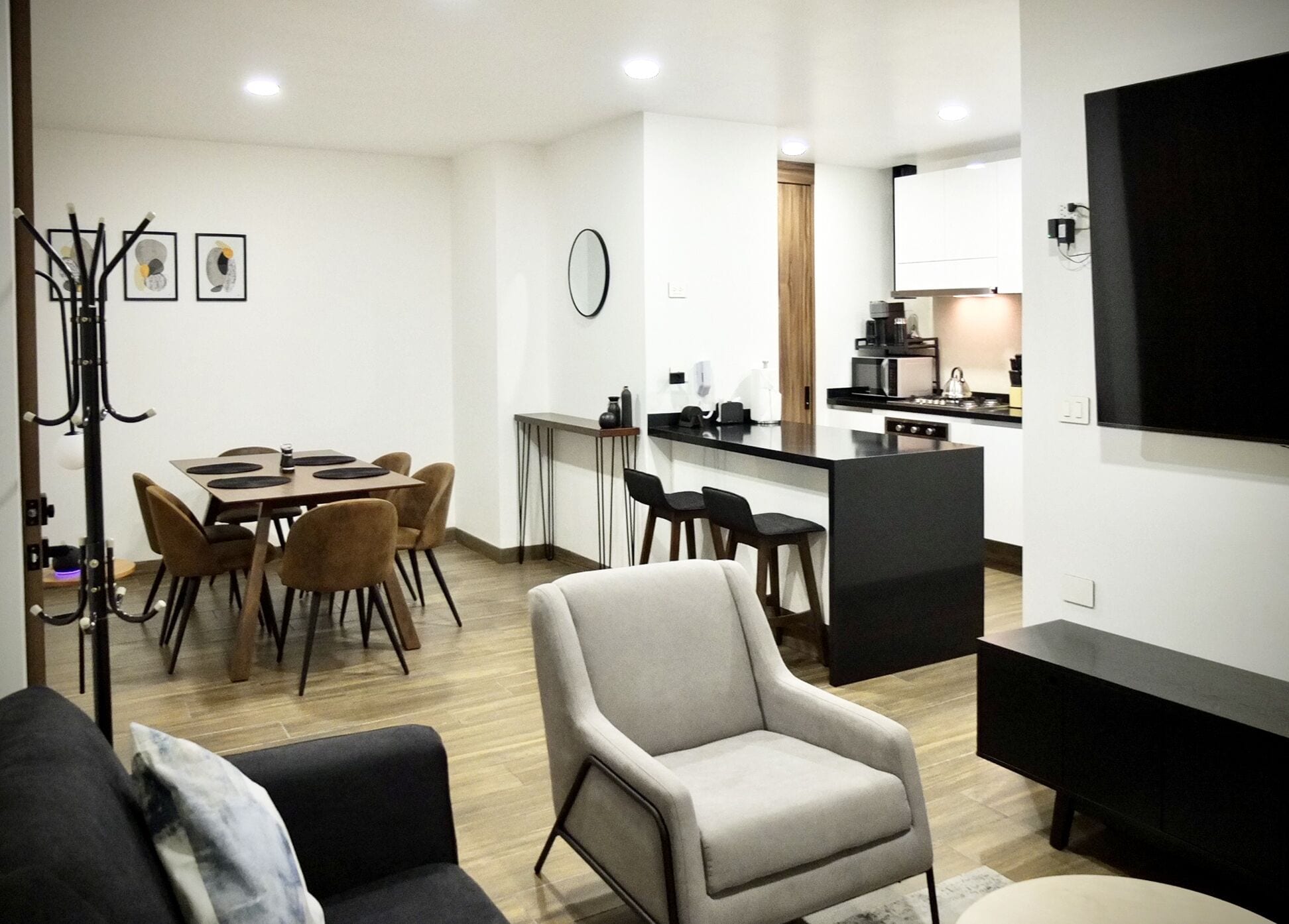 Apartamento, 2 quartos, no piso térreo | Sala de estar | Smart TV 75 polegadas com canais digitais