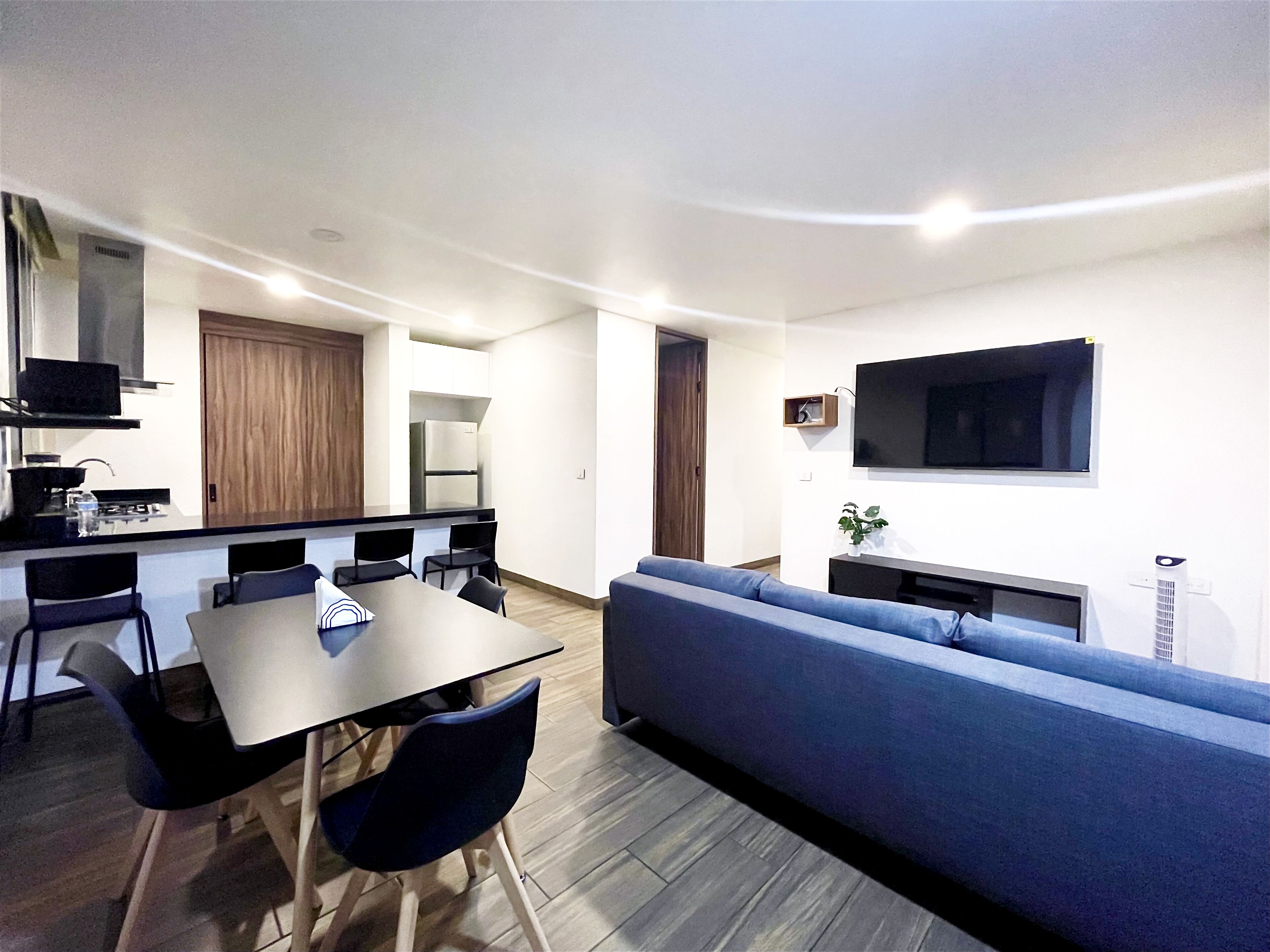 Apartamento, 3 quartos, no piso térreo | Área de estar | Smart TV 75 polegadas com canais digitais