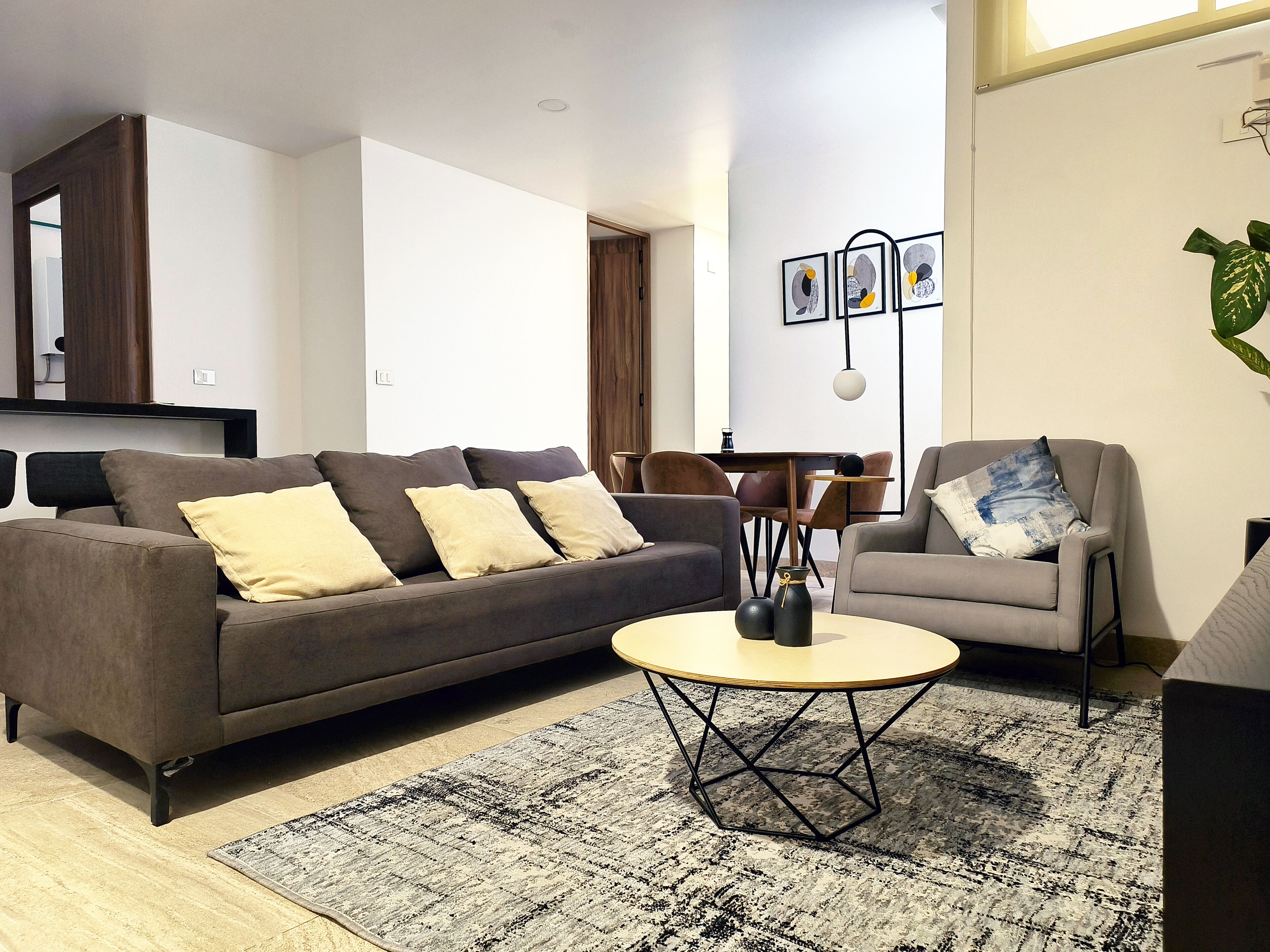 Apartamento, 3 quartos | Área de estar | Smart TV 75 polegadas com canais digitais