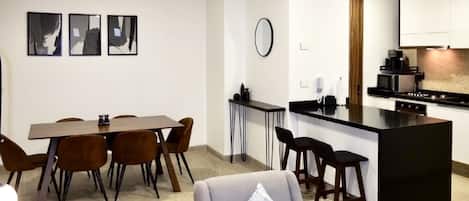 Apartment, 2 Bedrooms | Dining room