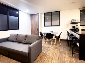 Apartment, 3 Schlafzimmer, Erdgeschoss | Esszimmer
