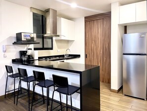Apartamento, 3 quartos, no piso térreo | Cozinha privada | Geladeira grande, micro-ondas, cooktop