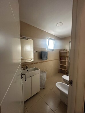 Shower, hair dryer, bidet, towels - "Bei Geli "the quietly located apartment very close to the beautiful Puerto de Mogan (El Cercado)
