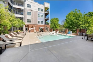 Pool - Cozy 1-bedroom apartment with Swimming pool, Bars&Restaurants a walk away. (Charlotte)