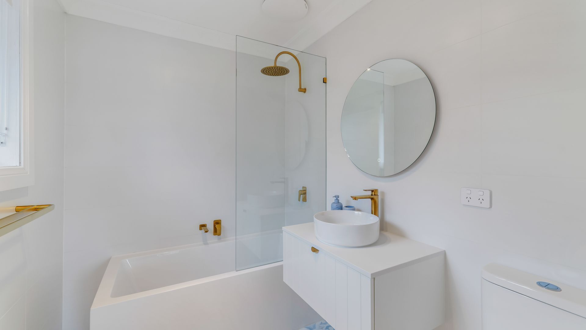 Secador de cabelo, toalhas de banho