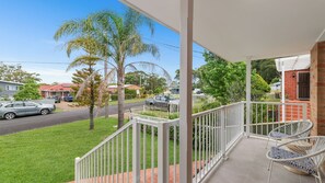 Property grounds - The Pearl A Fresh, Modern Family Retreat in Old Erowal Bay (Old Erowal Bay)