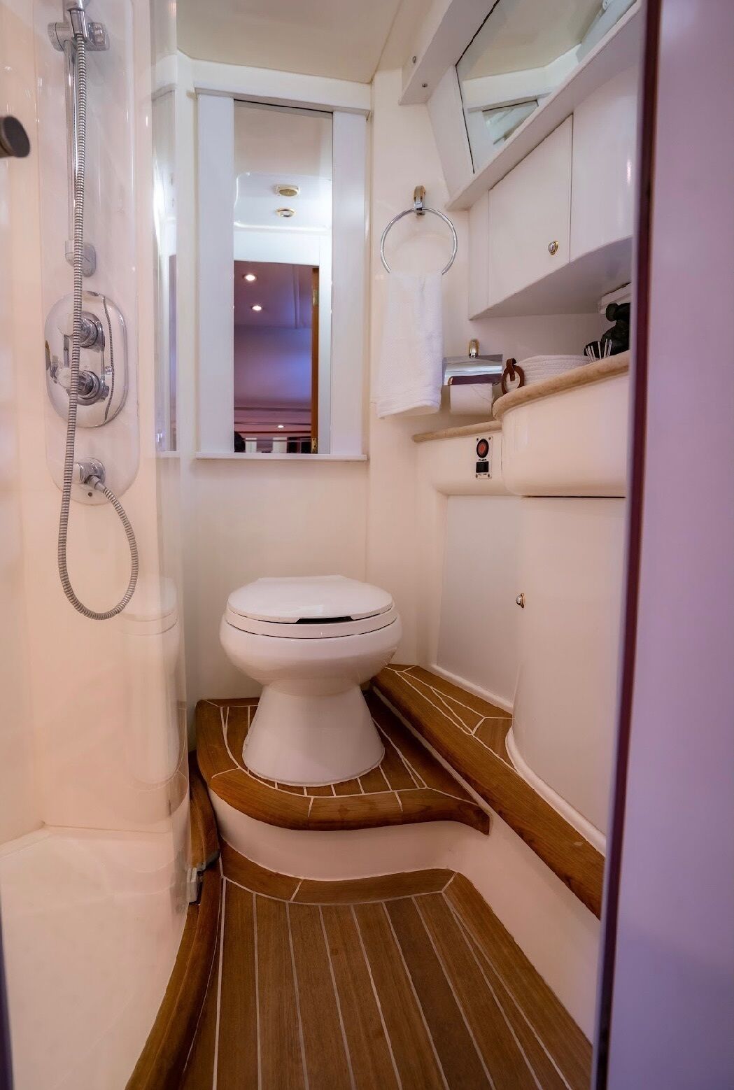 Dusj, hårføner, håndklær og såpe