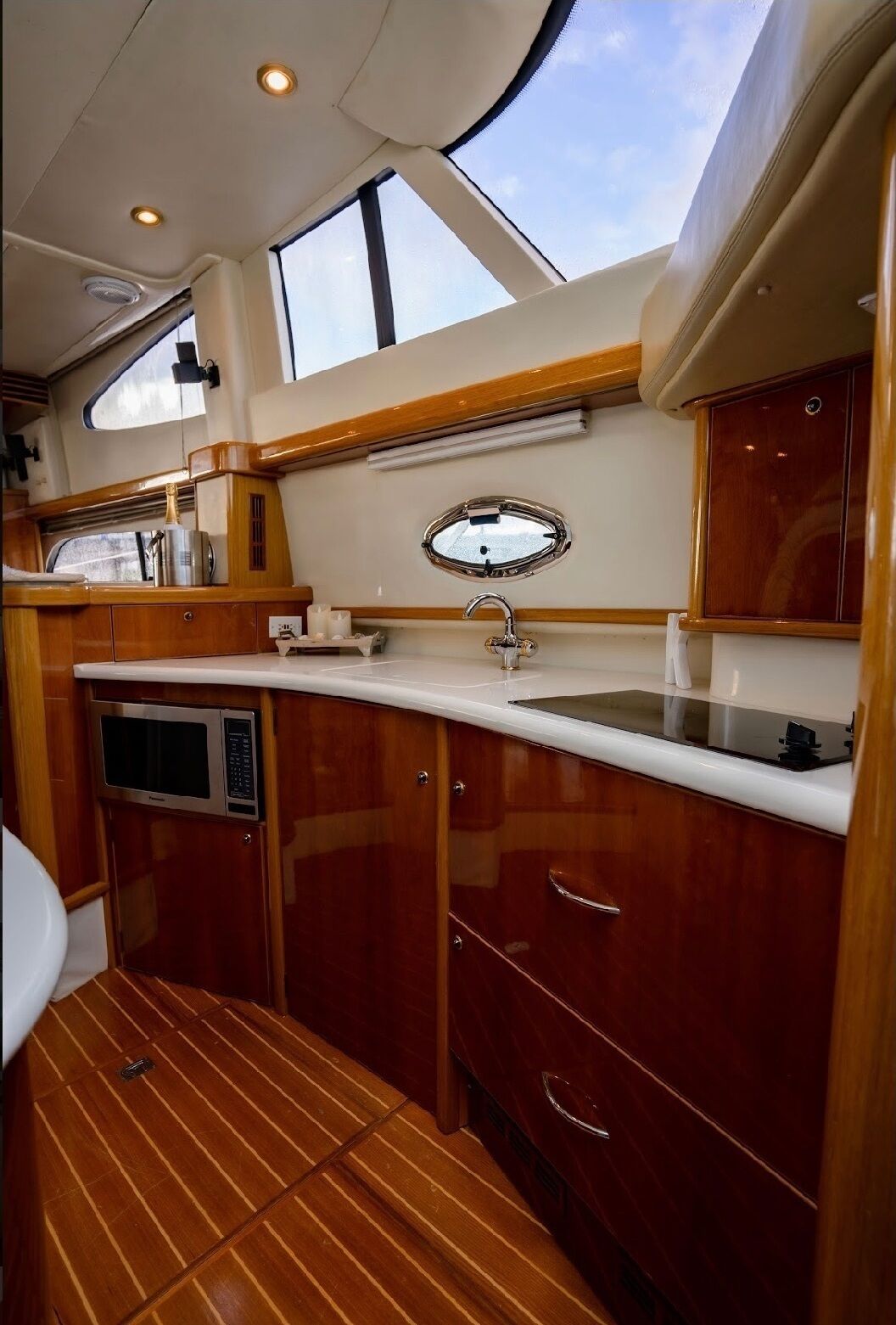 Een koelkast, een magnetron, een kookplaat, een waterkoker