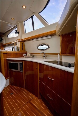 Køleskab, mikrobølgeovn, kogeplade, elkedel