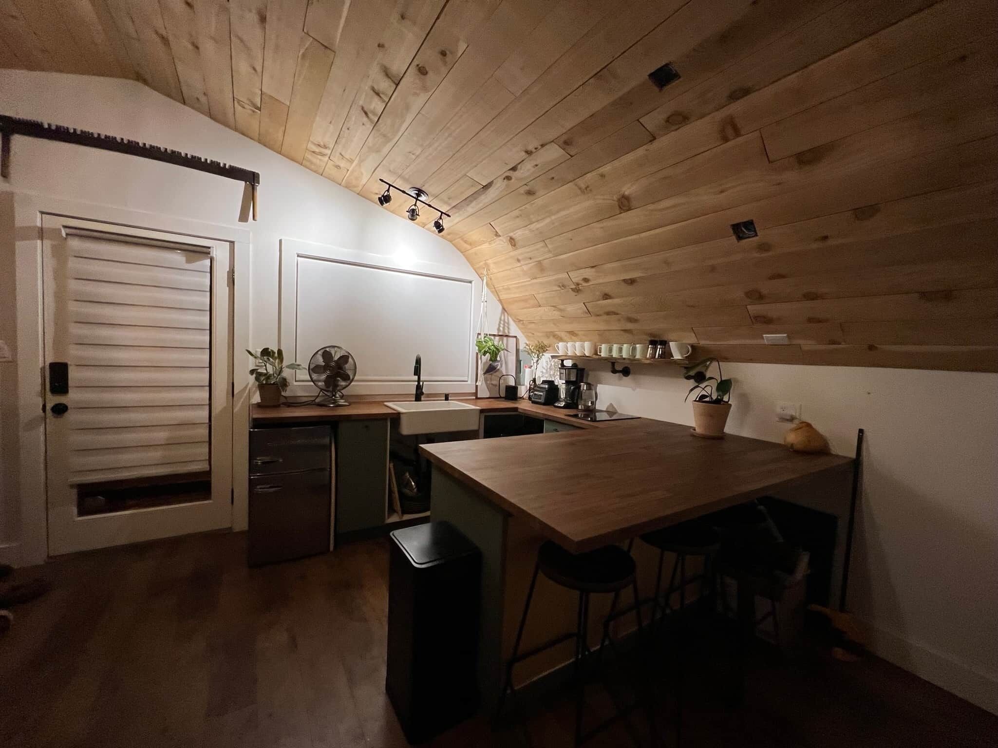 Réfrigérateur, micro-ondes, plaque de cuisson, cafetière/bouilloire