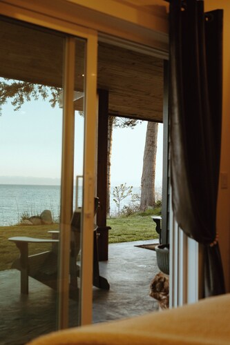 Oceanfront Cedar Suite • Hot Tub + Sauna • Pet Friendly