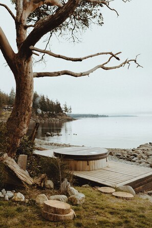 Property grounds - Oceanfront Cedar Suite • Hot Tub + Sauna • Pet Friendly (qathet Regional District)