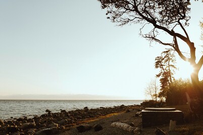 Oceanfront Cedar Suite âą Hot Tub + Sauna âą Pet Friendly