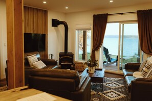 TV, fireplace - Oceanfront Cedar Suite • Hot Tub + Sauna • Pet Friendly (qathet Regional District)
