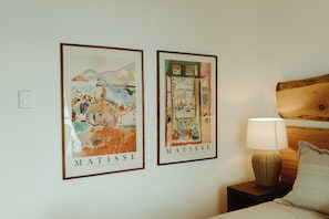 3 bedrooms, iron/ironing board, WiFi, bed sheets - Oceanfront Sitka Suite • Hot Tub + Sauna • Pet Friendly (qathet Regional District)