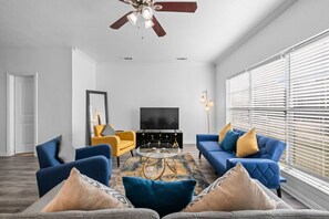 TV, computer monitors - Spacious 4BR I Free Parking I Workspace (Grand Prairie)