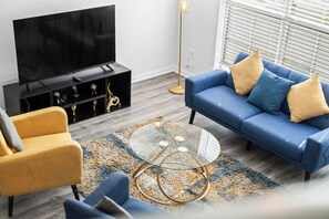 TV, computer monitors - Spacious 4BR I Free Parking I Workspace (Grand Prairie)