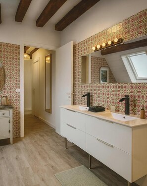 Shower, hair dryer, towels, soap - Villa Eden country gite with pool table and table soccer! (La Vieux-Rue)