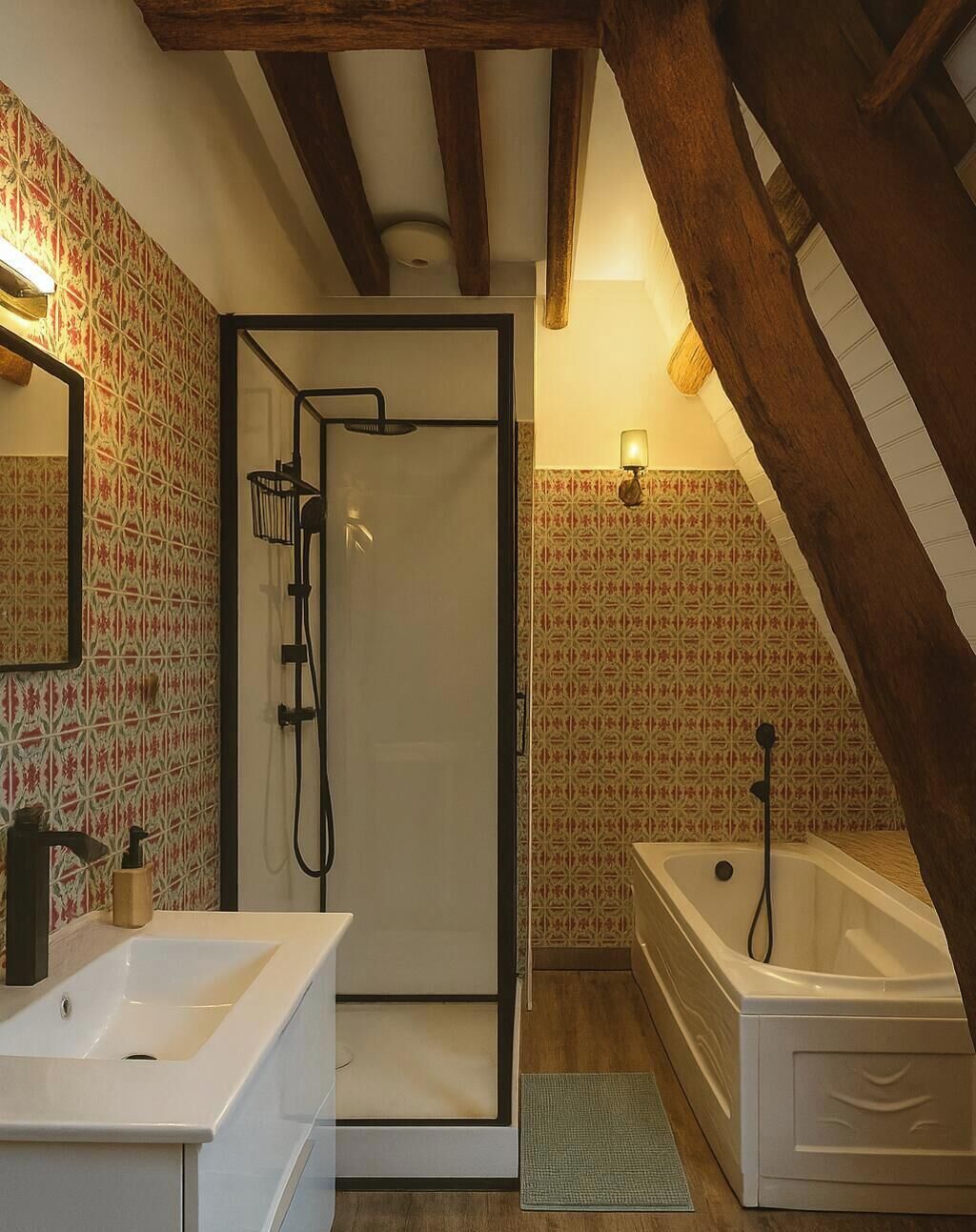 Douche, sèche-cheveux, serviettes fournies, savon