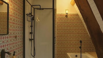 Douche, sèche-cheveux, serviettes fournies, savon