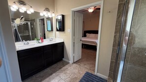 Työpöytä, silitysrauta/-lauta, vauvan matkasänky, ilmainen Wi-Fi