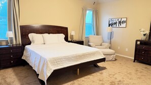 Escritorio, tabla de planchar con plancha, cuna de viaje y wifi gratis