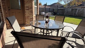 Outdoor dining - Peaceful Family Stay (Rosenberg)