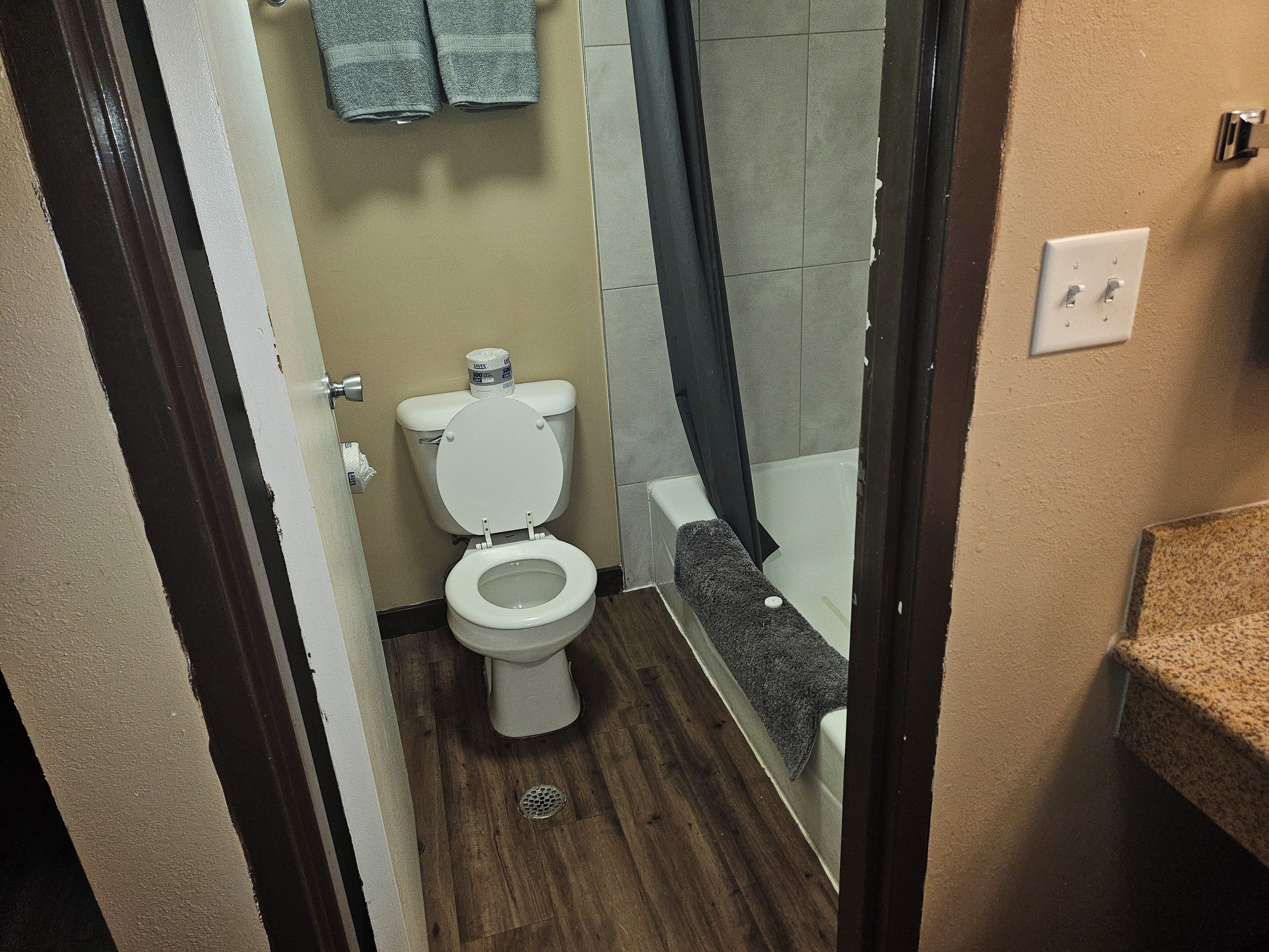 Un baño con inodoro, ducha y lavabo.