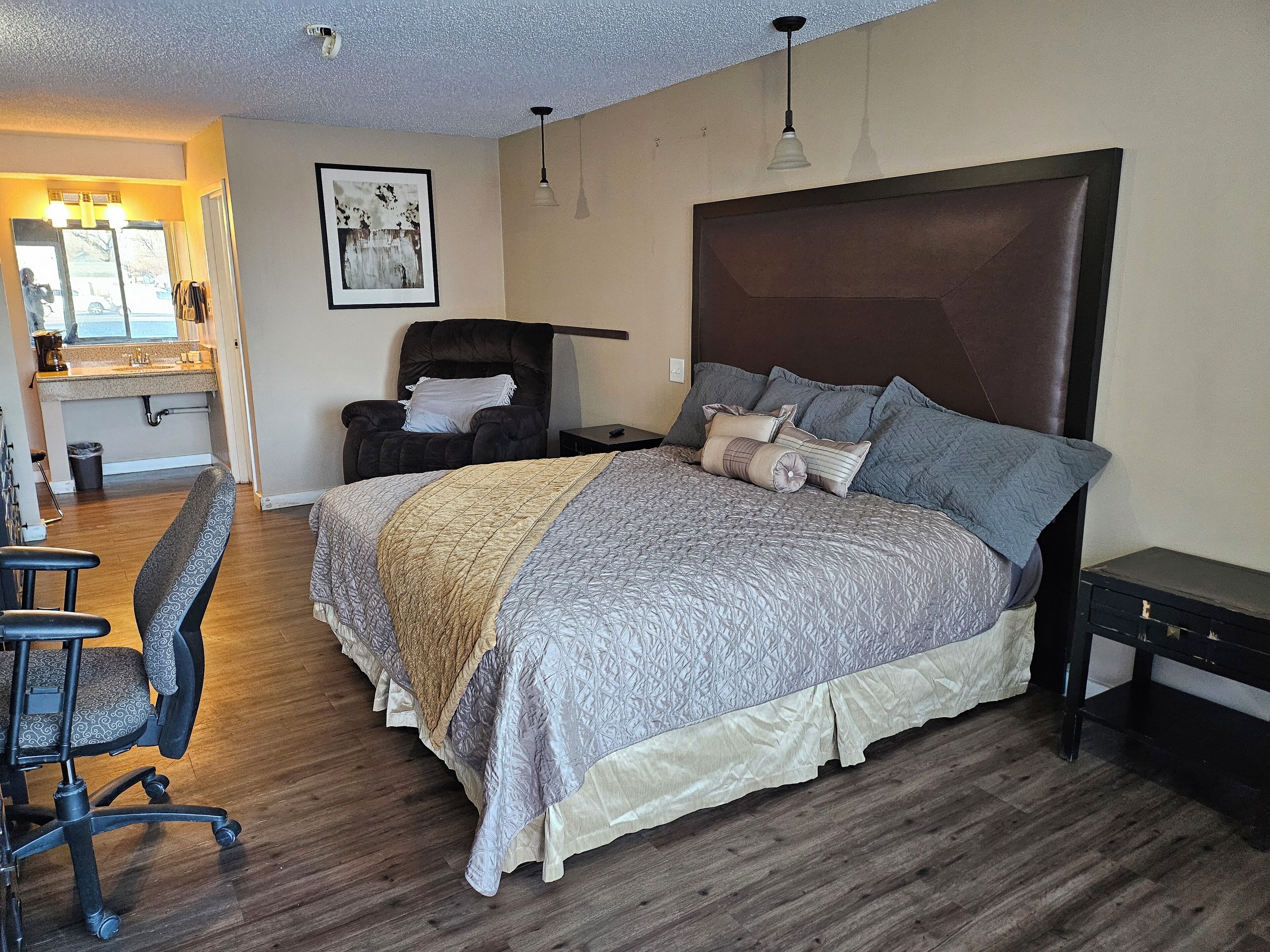 高级单人房 | 高档床上用品、加厚床垫、特色装修、特色家居