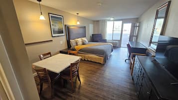 Quarto solteiro superior | Individualmente decorados, individualmente mobiliados, escrivaninha