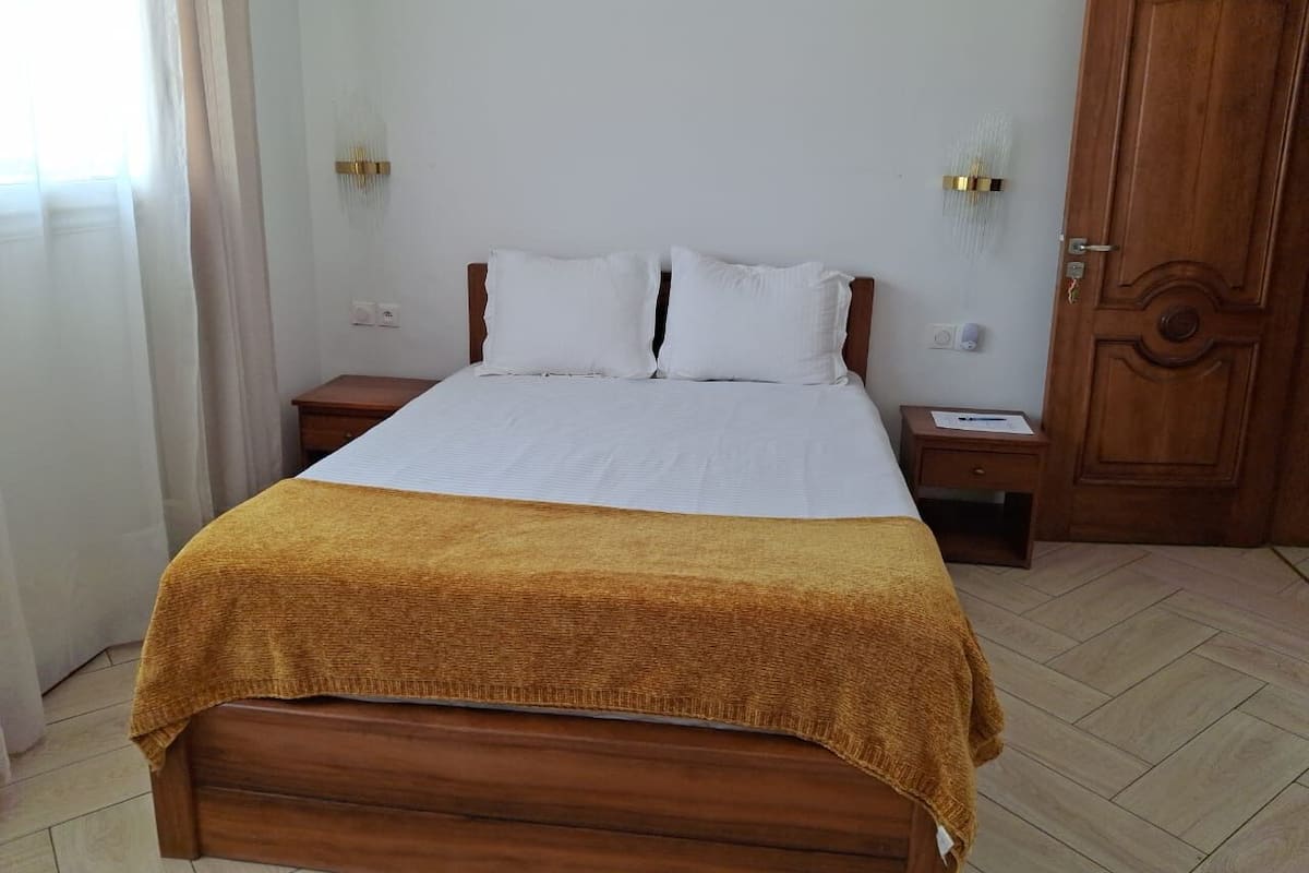 Economy Double Room | In-room safe, iron/ironing board, free WiFi, bed sheets